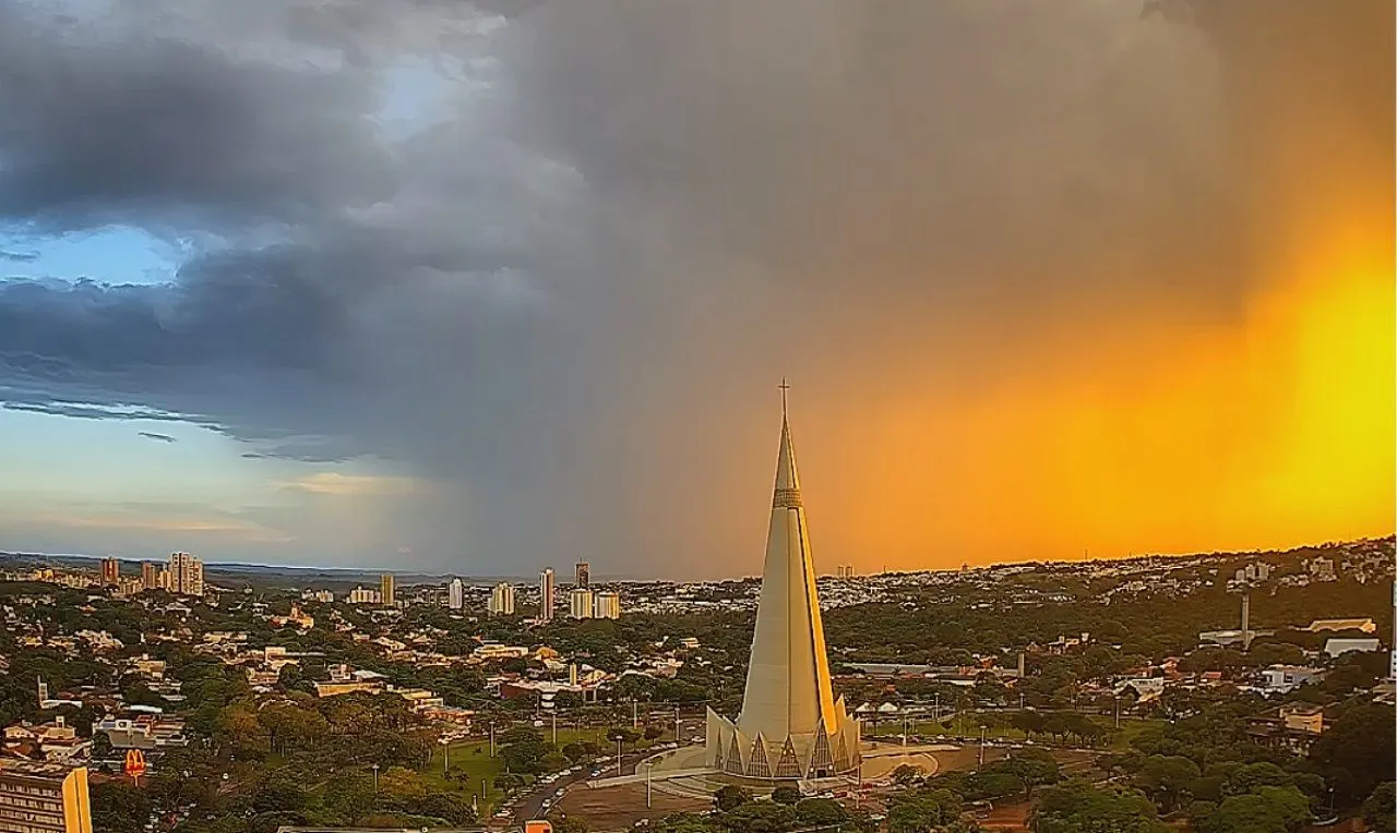 a imagem mostra chuva e sol na cidade de Maring&aacute;